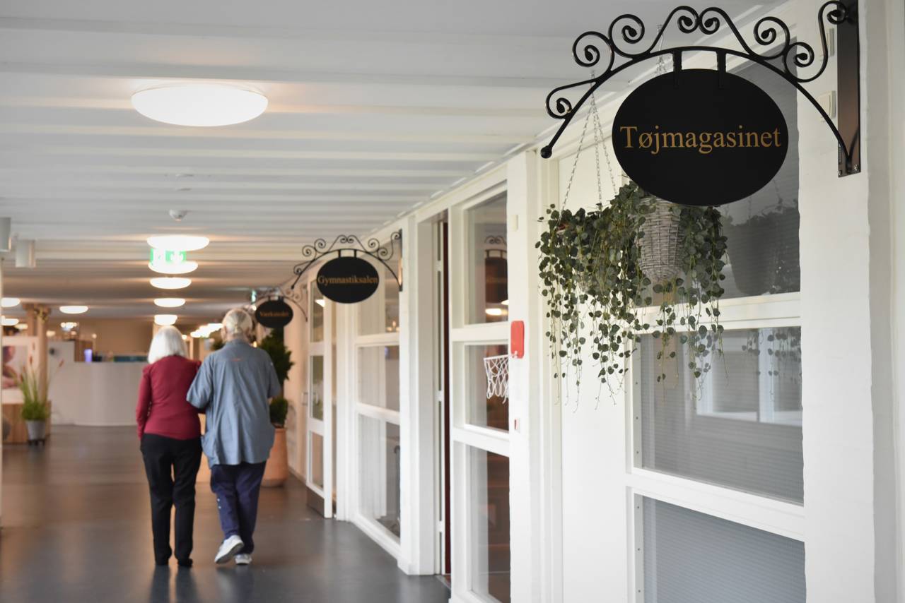 Gang med skilte i Landsbyen Møllevang