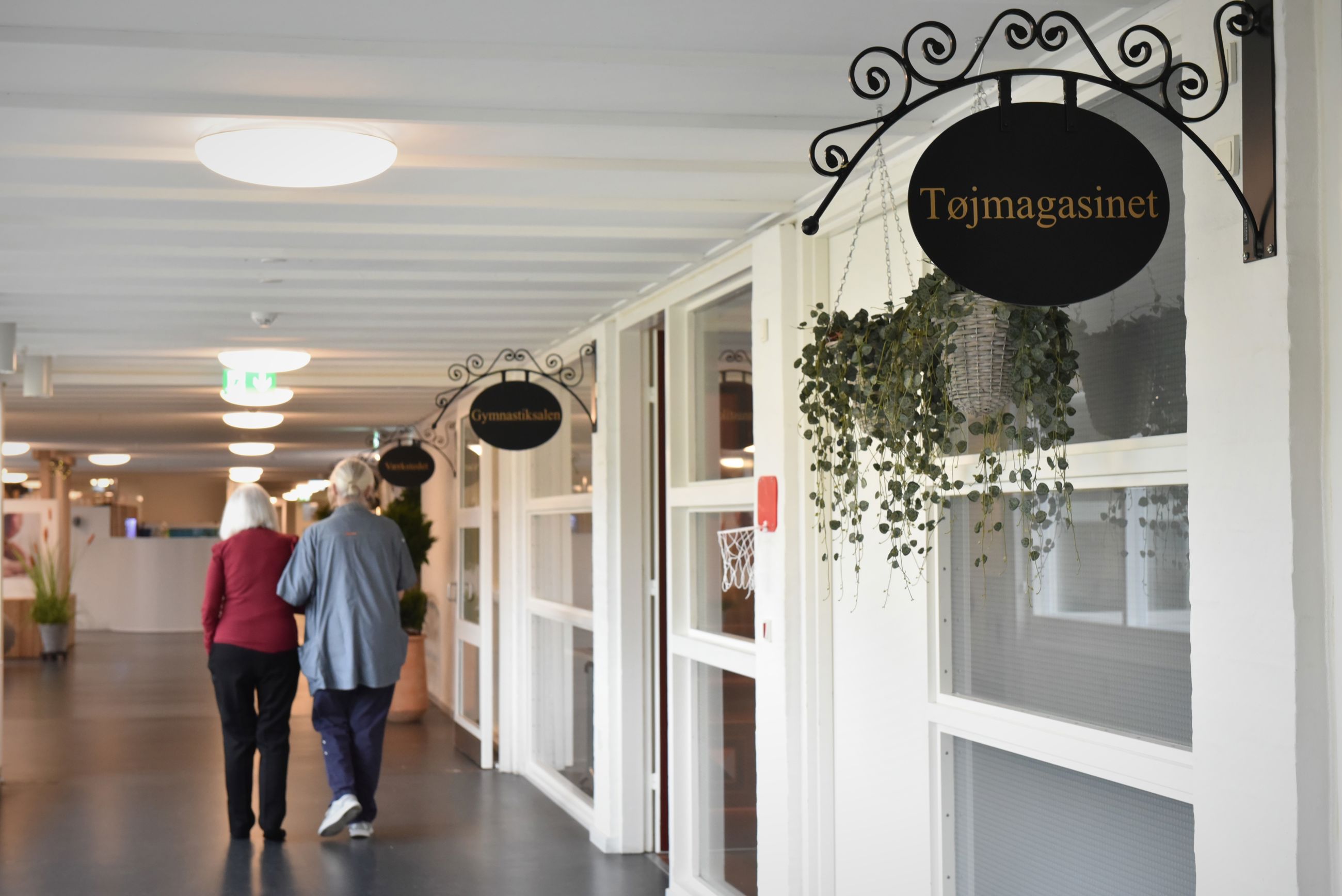 Gang med skilte i Landsbyen Møllevang