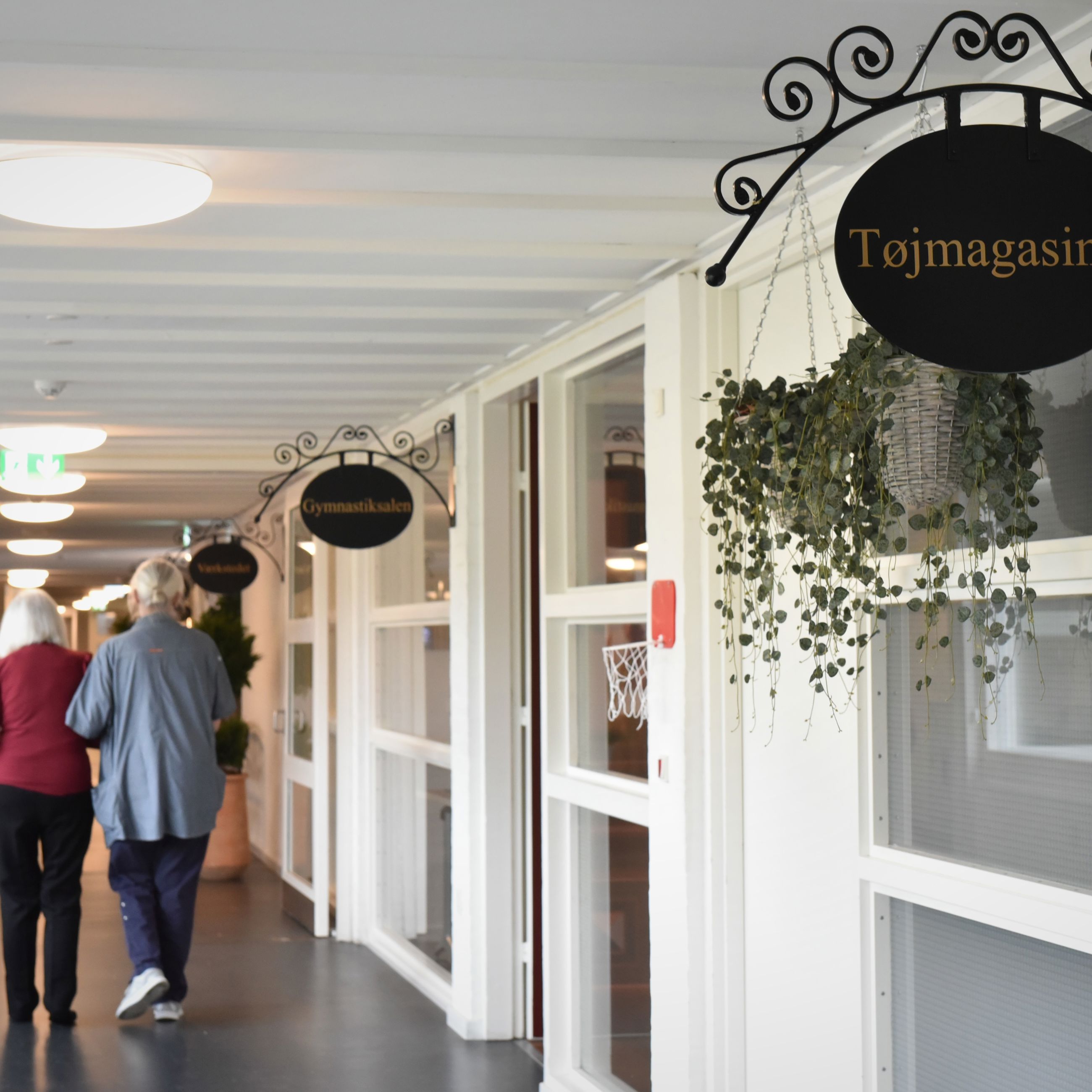 Gang med skilte i Landsbyen Møllevang